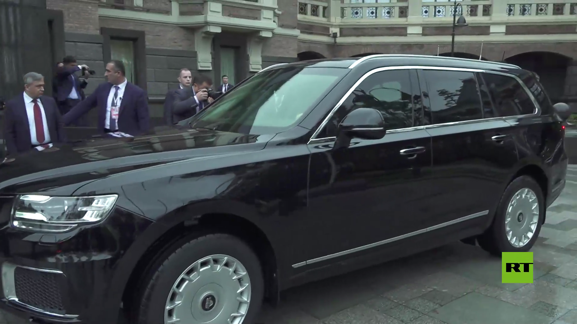 بالفيديو.. بوتين يعرض سيارة 