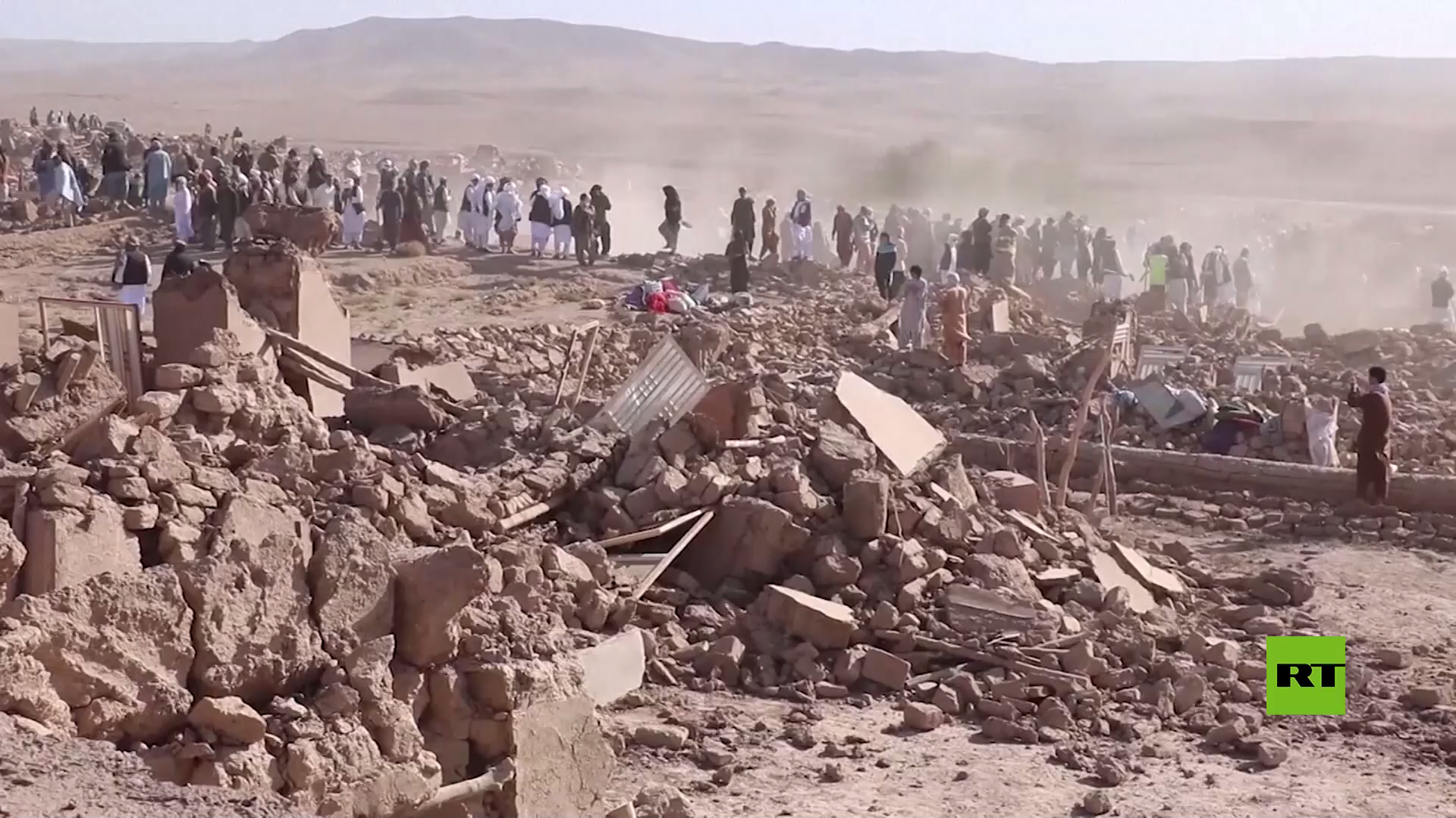 بالفيديو.. آثار زلزال مدمر في أفغانستان واستمرار عمليات البحث عن الناجين