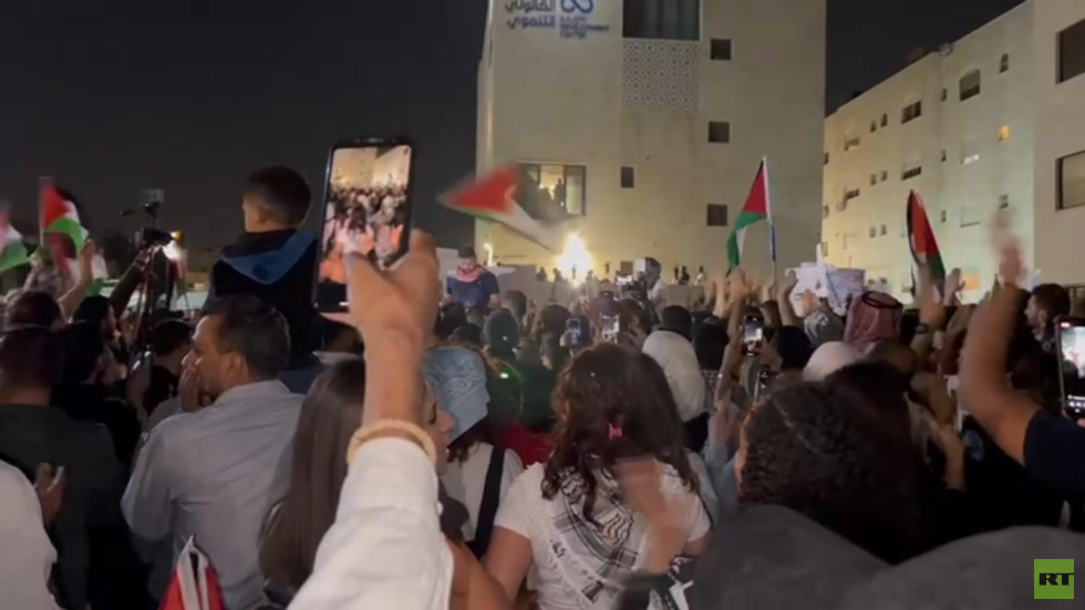 الأردن.. وقفة شعبية داعمة للفلسطينين قرب السفارة الإسرائيلية في عمان ومطالبات بطرد السفير (فيديو)