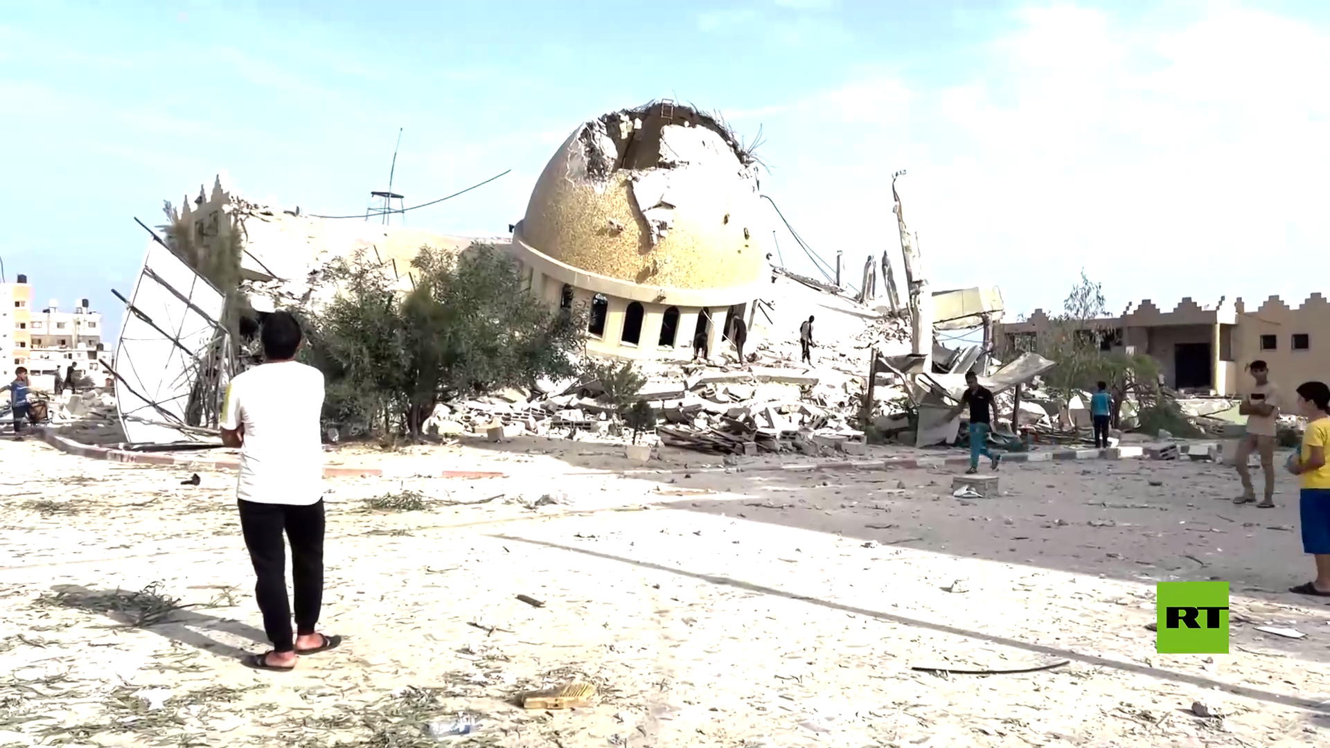بالفيديو.. دمار واسع في مسجد الأمين محمد في خان يونس بعد غارة إسرائيلية