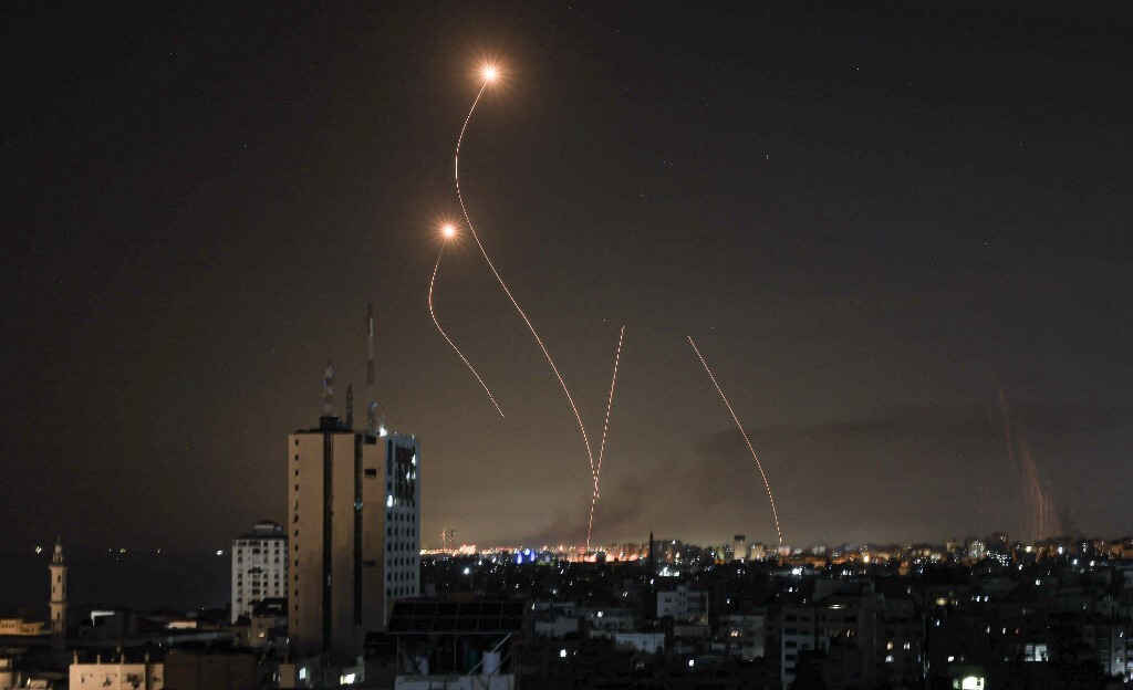 مراسلنا: رشقة صاروخية كبيرة تجاه مستوطنات غلاف غزة