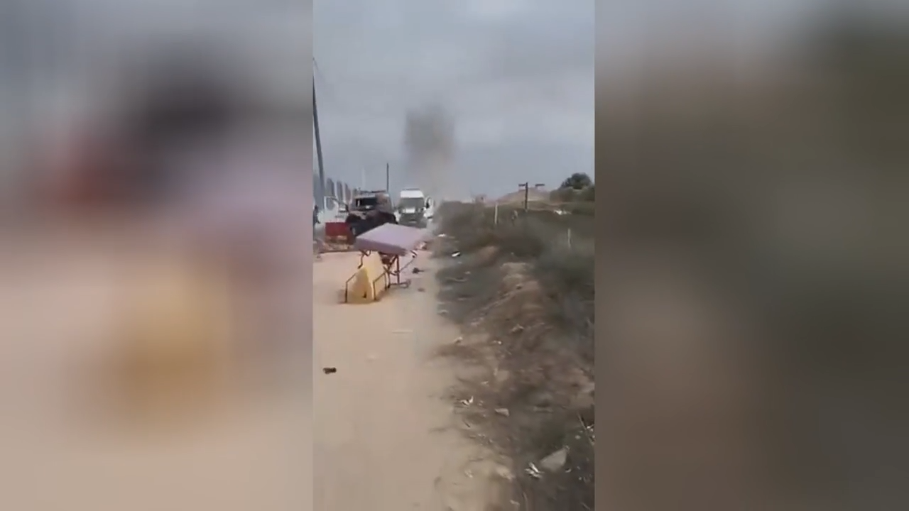 صاروخ إسرائيلي يصيب سيارة إسعاف في غزة