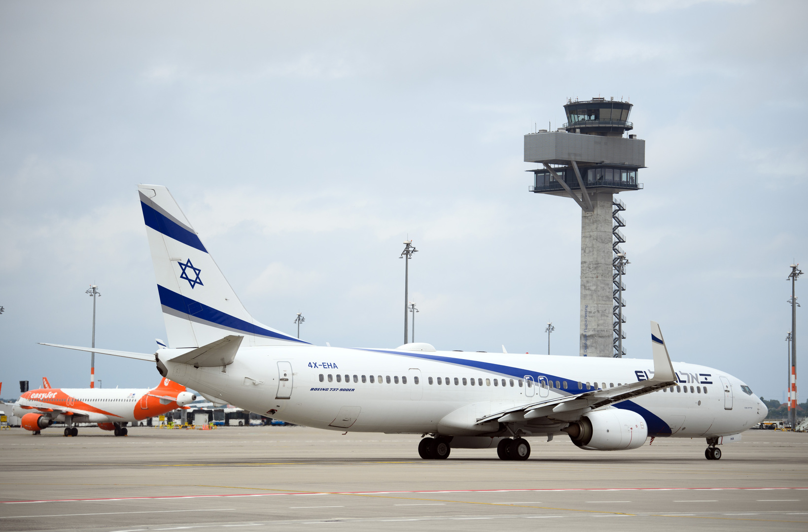 الإذاعة الإسرائيلية: توقف حركة الطيران في مطار بن غوريون إثر سقوط صاروخ قرب المطار