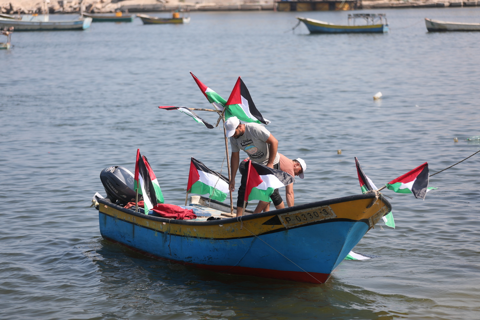بوارج إسرائيلية تقصف ميناء غزة وتدمر مراكب لصيادين فلسطينيين