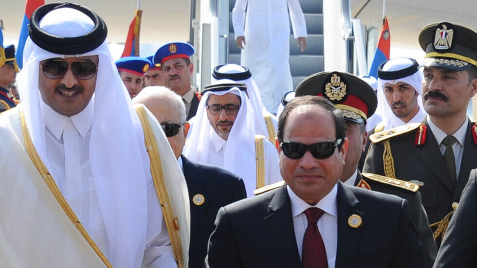 رئيس مصر وأمير قطر يؤكدان ضرورة الدفع باتجاه تحقيق السلام العادل استنادا إلى حل الدولتين