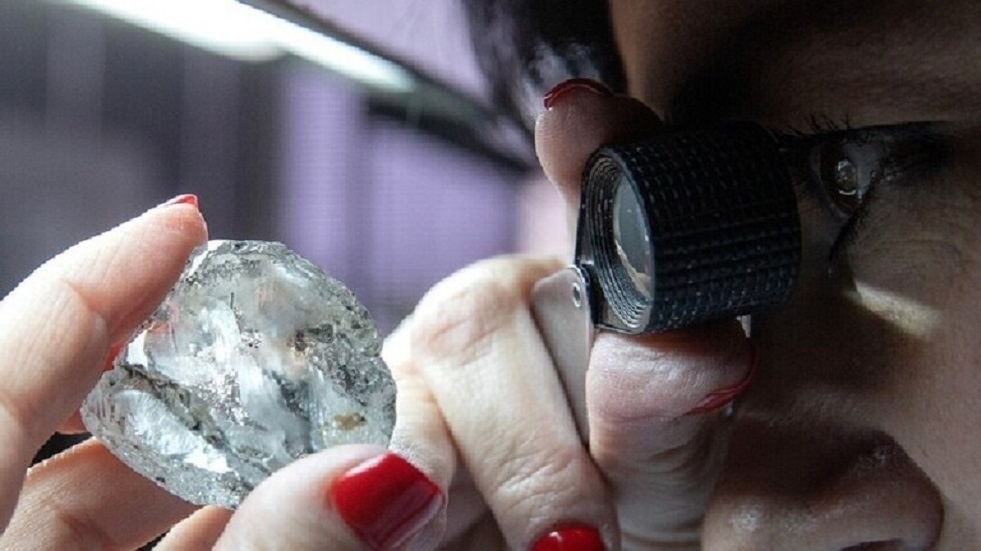 الكرملين يعلق على التهديدات بفرض عقوبات على الماس الروسي