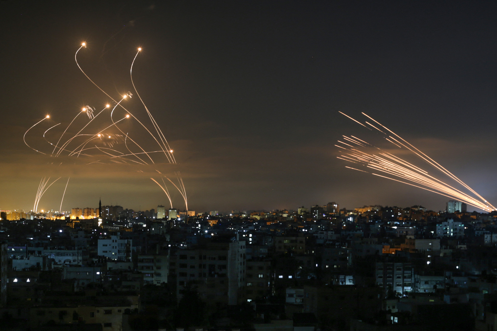كتائب القسام تعلن قصف عسقلان برشقة صاروخية أثناء ظهور 