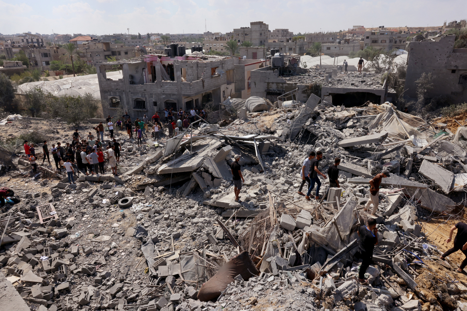 إسرائيل تخطر سكان شمال قطاع غزة البالغ عددهم 1.1 مليون نسمة بالنزوح لجنوبه خلال 24 ساعة