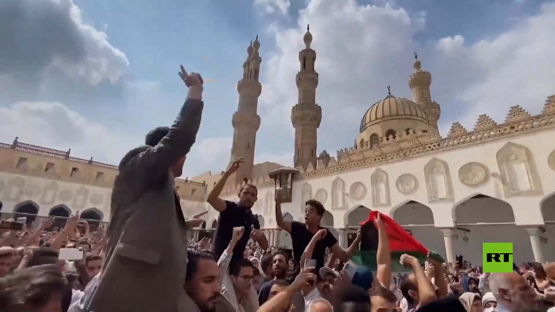 مظاهرة تضامنية مع غزة داخل الجامع الازهر بالقاهرة