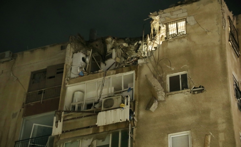 أضرار وفوضى وسيارات إسعاف بعد سقوط صاروخ على مبنى في رحوفوت قرب تل أبيب (فيديو)