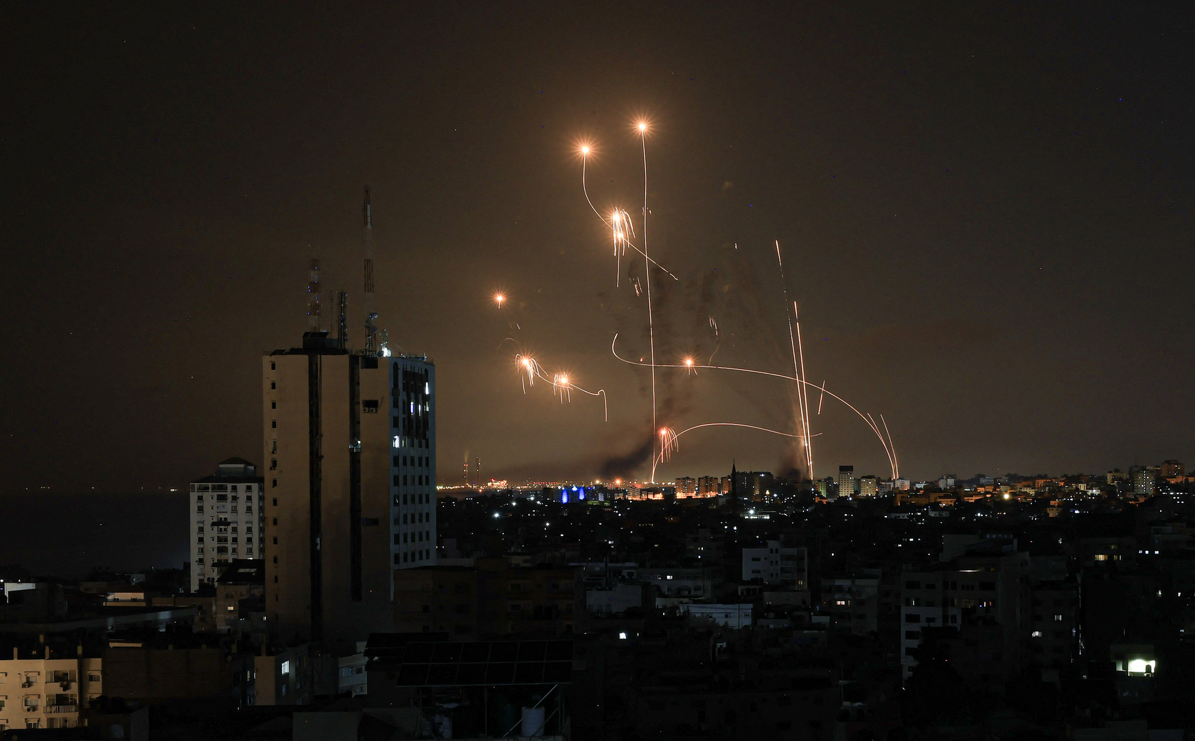 وسائل إعلام: المقاومة تقصف مدينة حيفا برشقة صاروخية (فيديوهات)