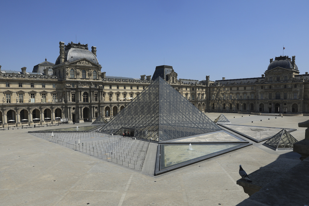 إغلاق متحف اللوفر في باريس 