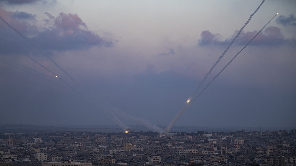 مراسلة RT: سماع دوي انفجارات في تل أبيب وانطلاق صفارات الإنذار