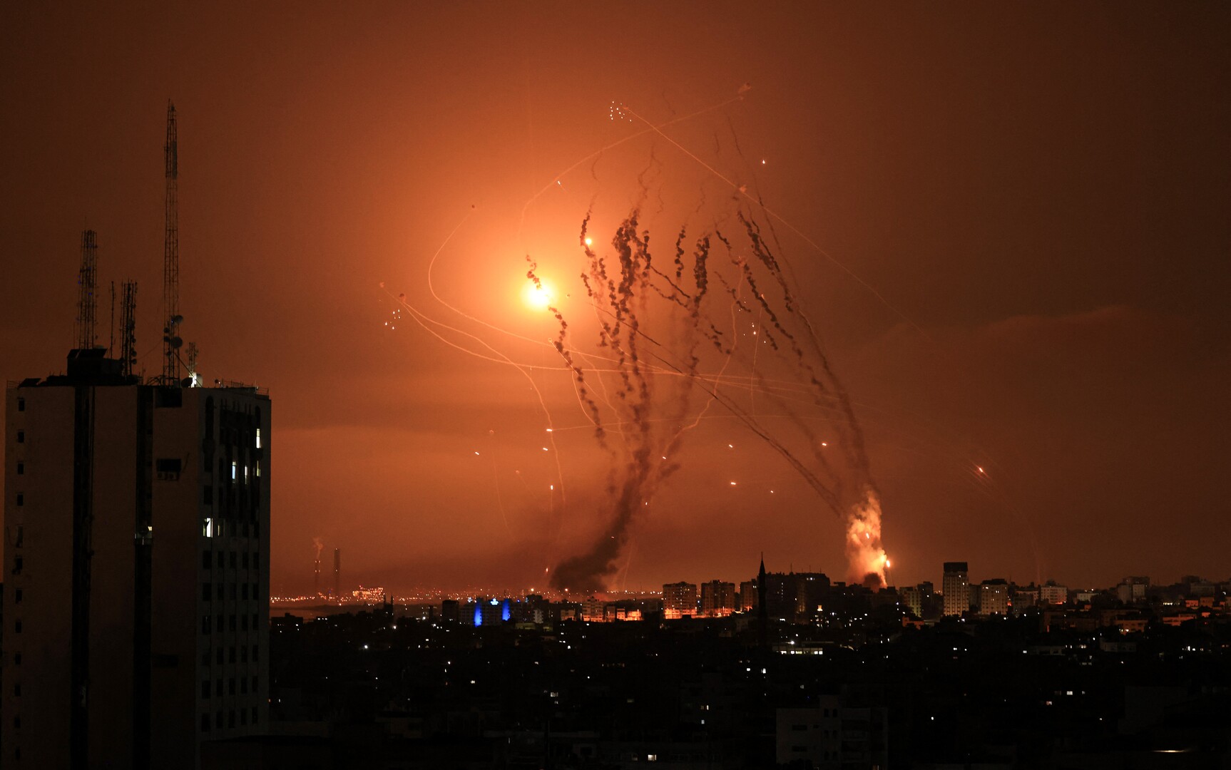 انفجارات في تل أبيب ورشقات صاروخية تضرب مطار بن غوريون (فيديوهات)