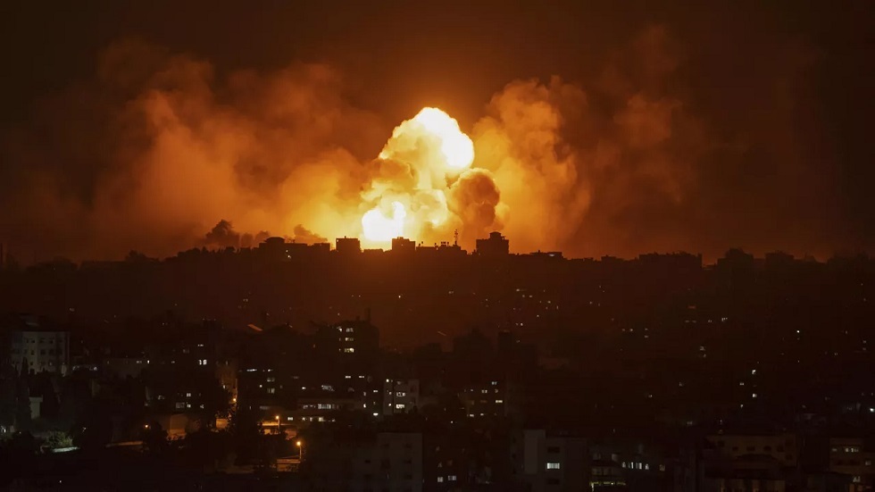 "بعد قصف إسرائيلي استهدف زملاءه".. أحد أفراد الدفاع المدني يوجه رسالة للعالم (فيديو)