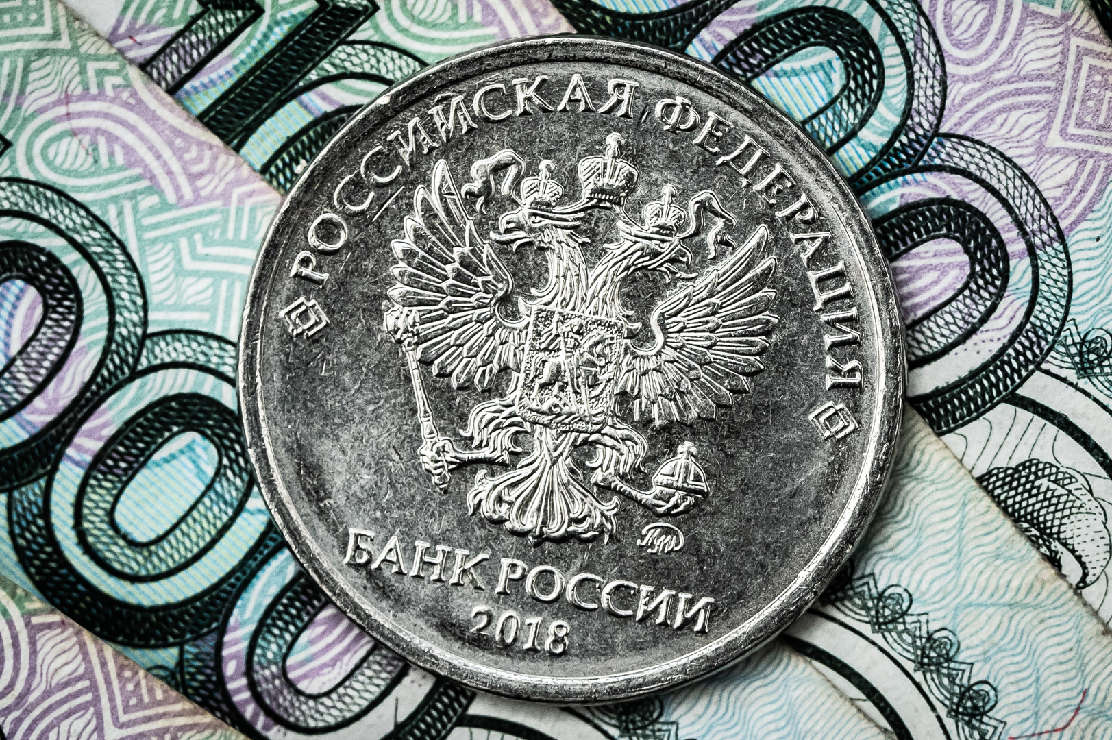 المركزي الروسي ينشر نماذج جديدة لأكبر فئتين من العملة الوطنية (صورة)