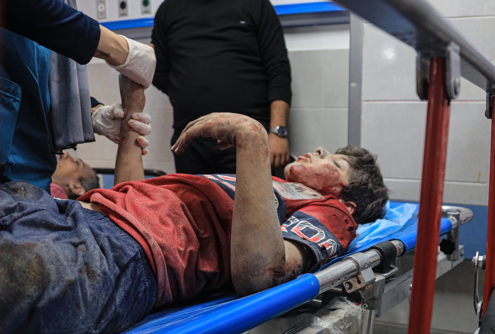 شاهد عيان يروي تفاصيل قصف مستشفى المعمداني في غزة (فيديو)