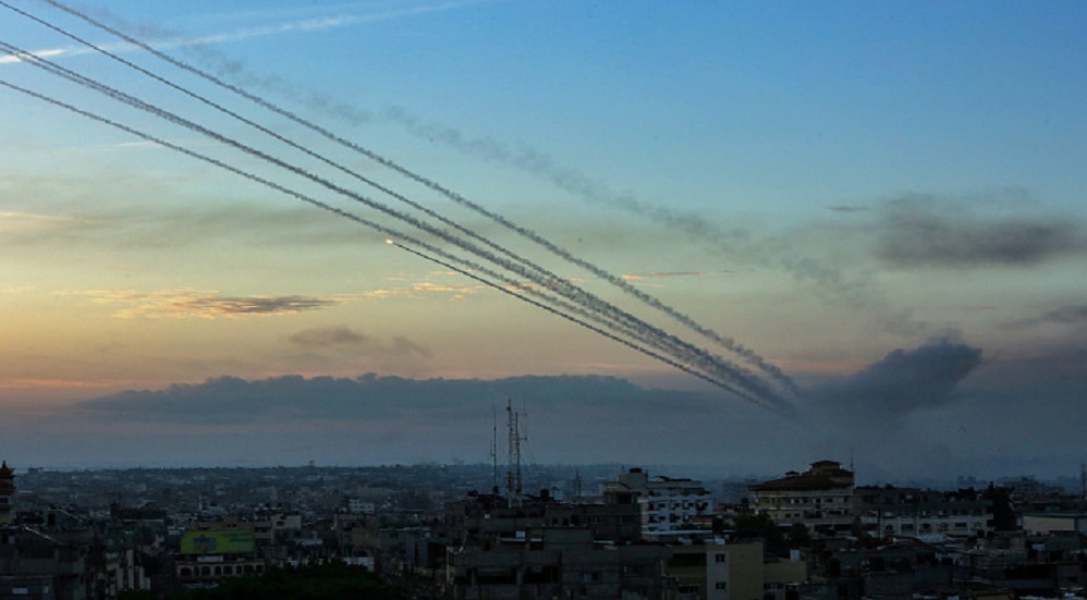 كتائب القسام وسرايا القدس توجهان ضربات صاروخية كبيرة على إسرائيل