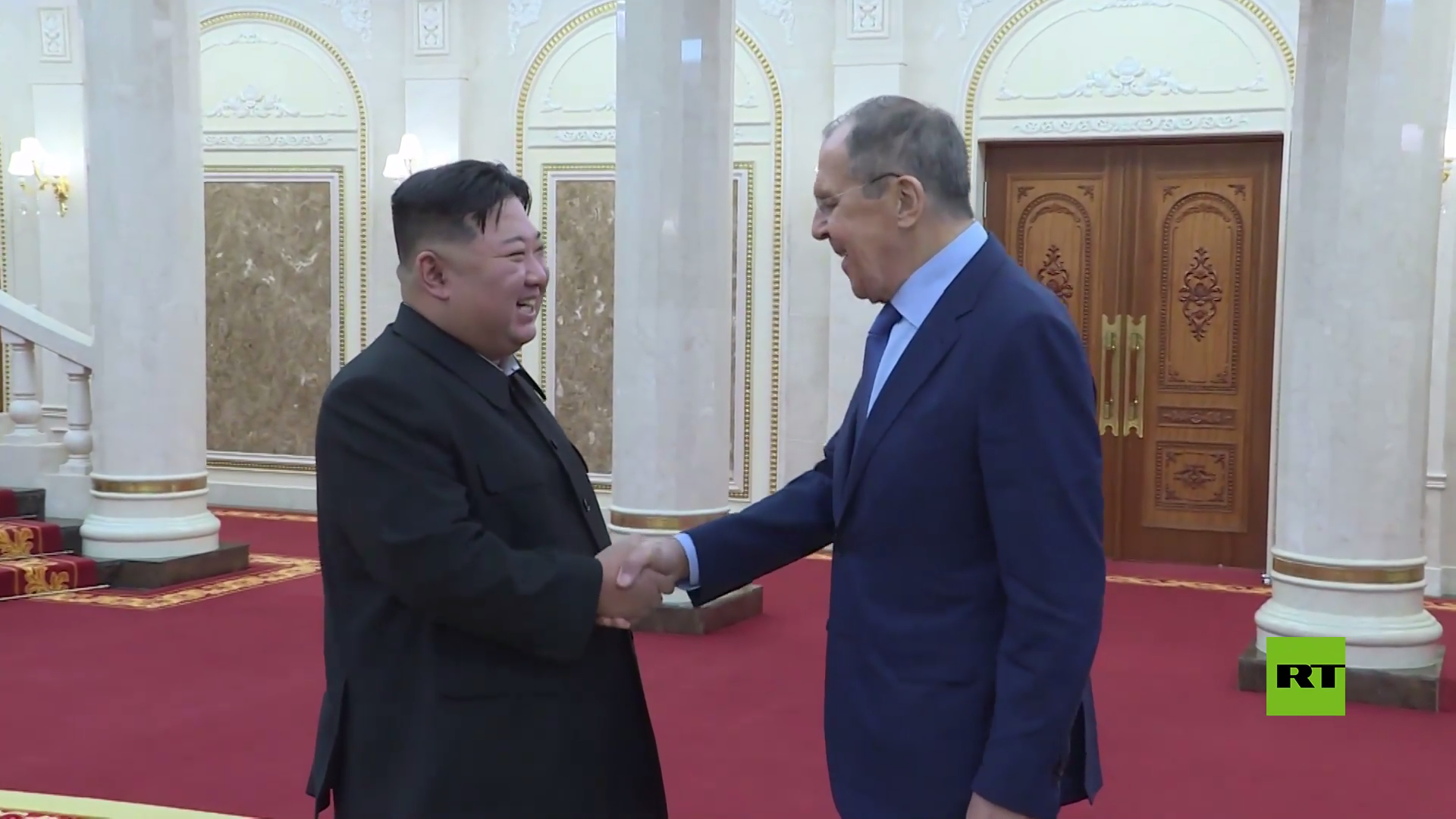 بالفيديو.. لحظة استقبال الزعيم الكوري الشمالي كيم جونغ أون لوزير الخارجية الروسي