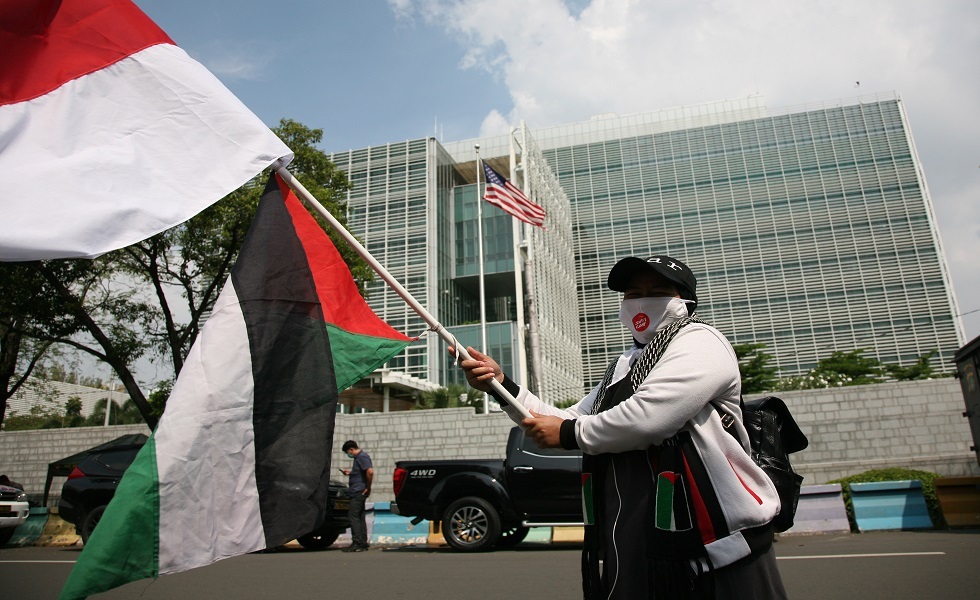 إحراق صور نتنياهو وبايدن خلال تظاهرة حاشدة أمام السفارة الأمريكية في إندونيسيا (فيديو)