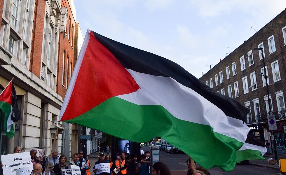 مئات المتظاهرين المؤيدين لفلسطين يقتربون من السفارة الأمريكية في العاصمة النمساوية (فيديو)