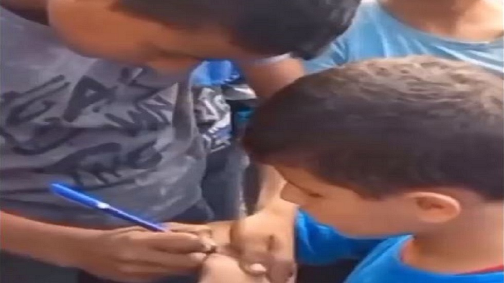 تحسبا للموت تحت القصف.. أطفال غزة يكتبون أسمائهم على أذرعهم