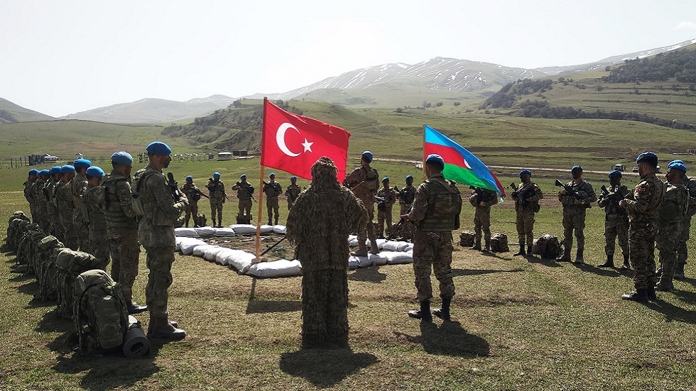 أذربيجان تجري مناورات عسكرية مع تركيا قرب حدود أرمينيا (فيديو)