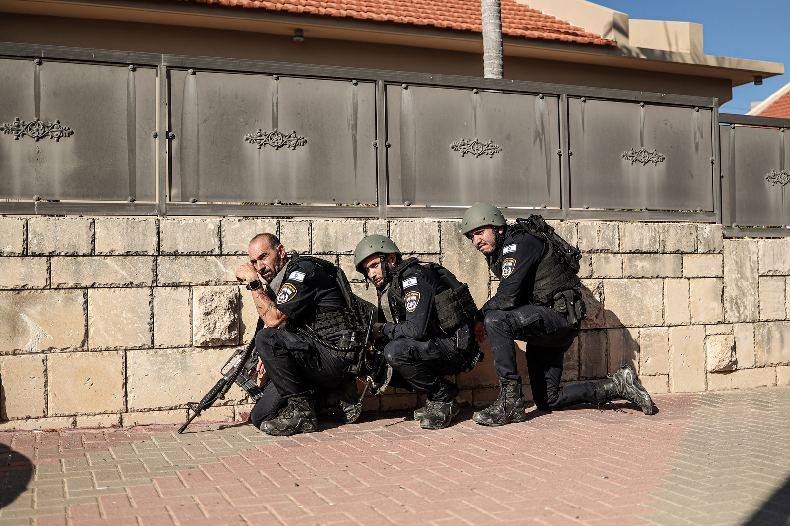مشاهد توثق اقتحام القوات الإسرائيلية مبنى في بلدة جبع شمال شرق القدس (فيديو)