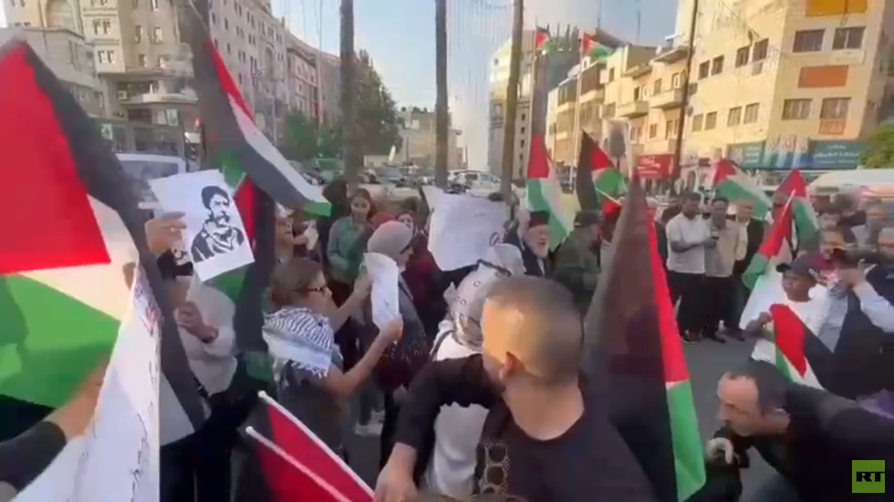 متظاهرون فلسطينيون يحرقون صور ماكرون في رام الله (فيديو)