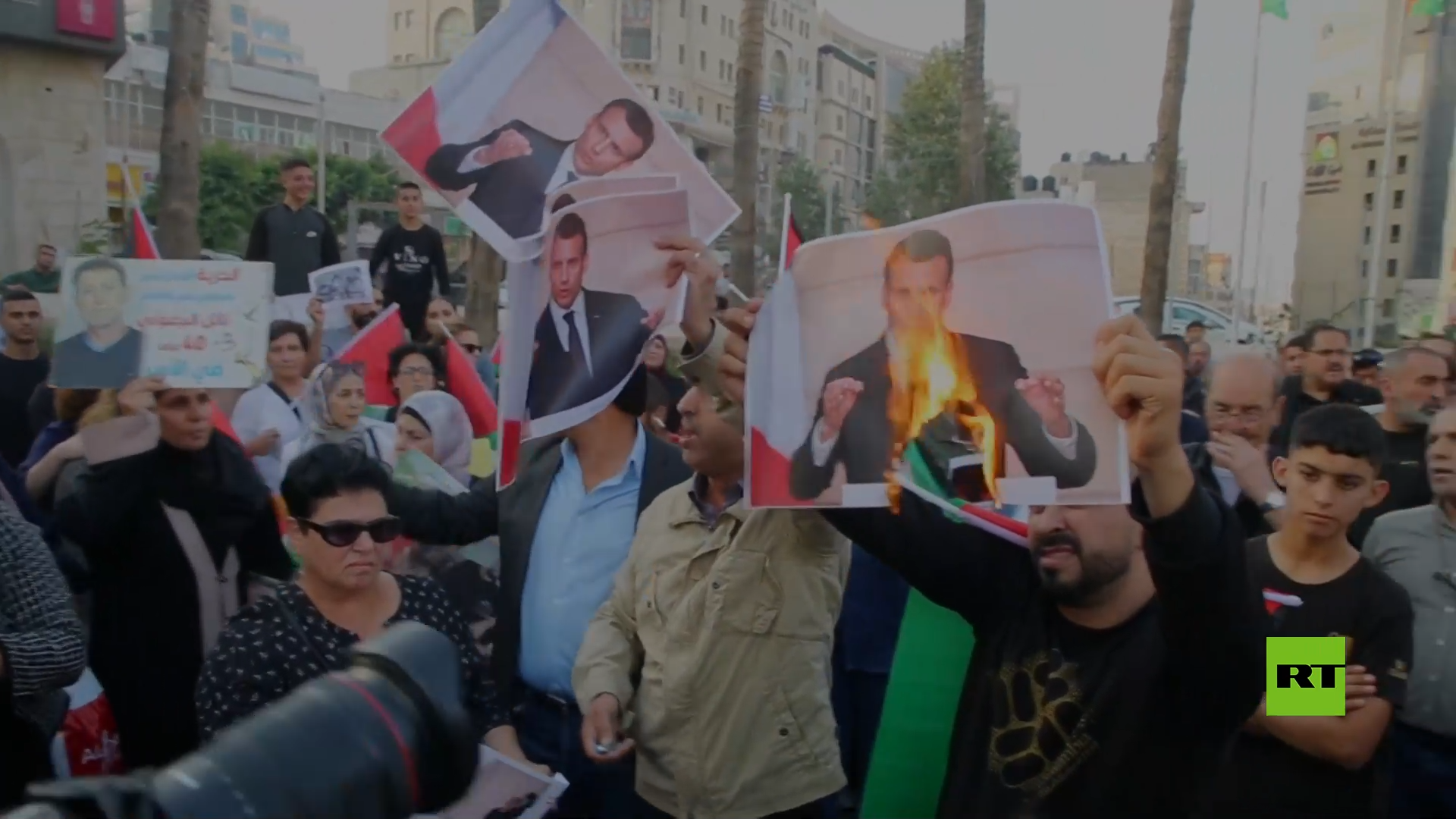 فلسطينيون يحرقون صور ماكرون احتجاجا على زيارته إلى رام الله