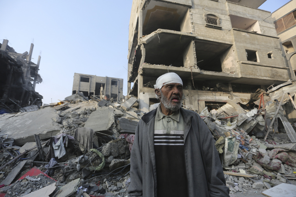 مراسلنا: مقتل 35 وجرح 30 بقصف منزل قرب مسجد السلام في غزة