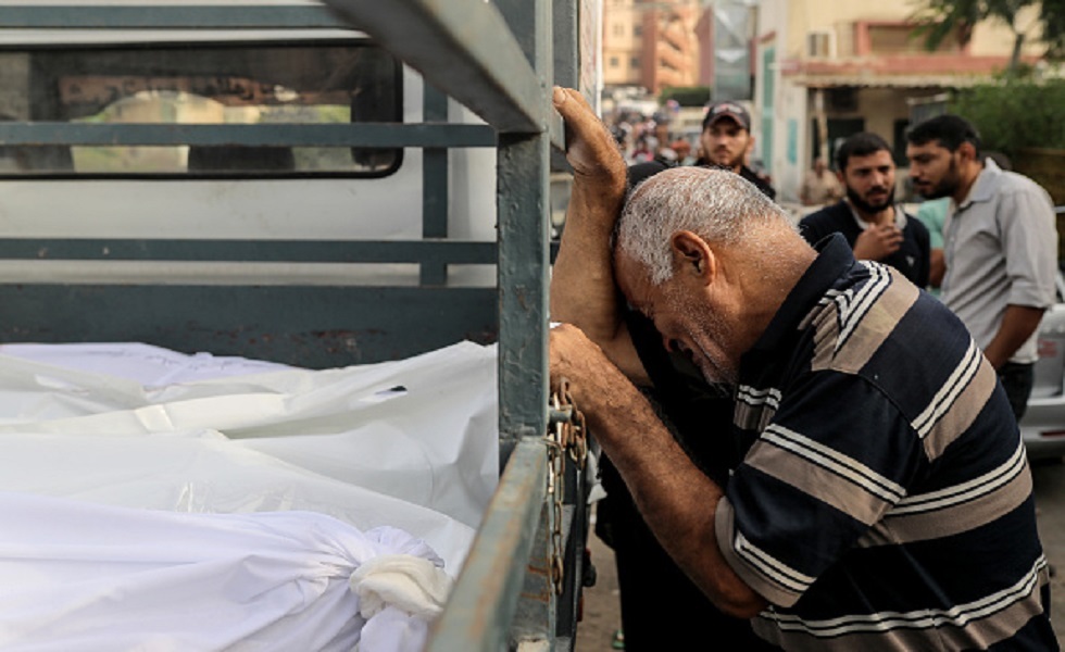 قهر وحزن وسط الدمار مع الغارات الإسرائيلية المتواصلة على قطاع غزة (فيديو)