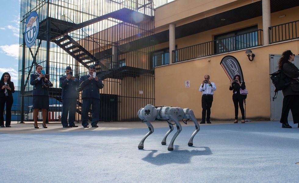 وسائل إعلام تتحدث عن اختبار جيل جديد من الكلاب الآلية في الجيش الأمريكي (فيديو)