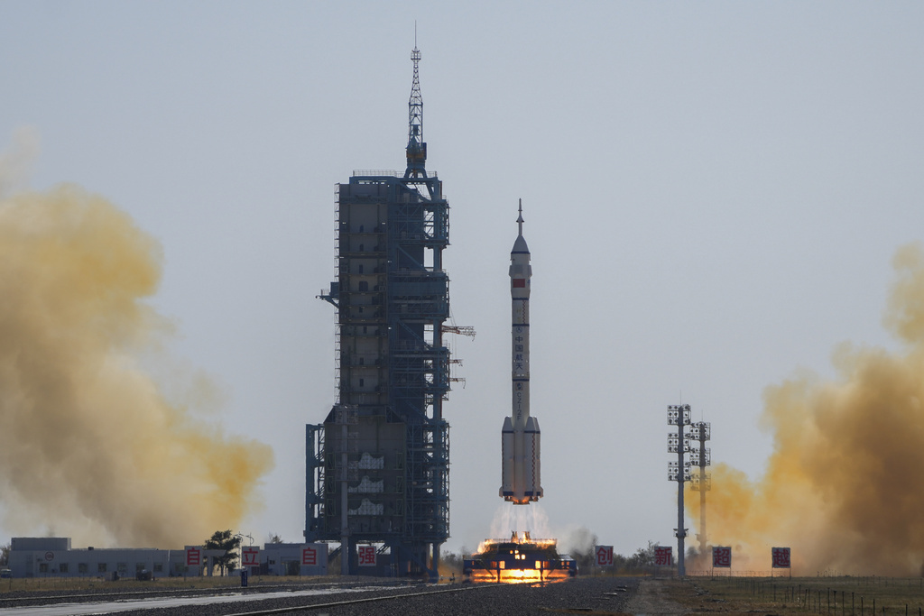 انطلاق مركبة الفضاء الصينية المأهولة “شنتشو-17”