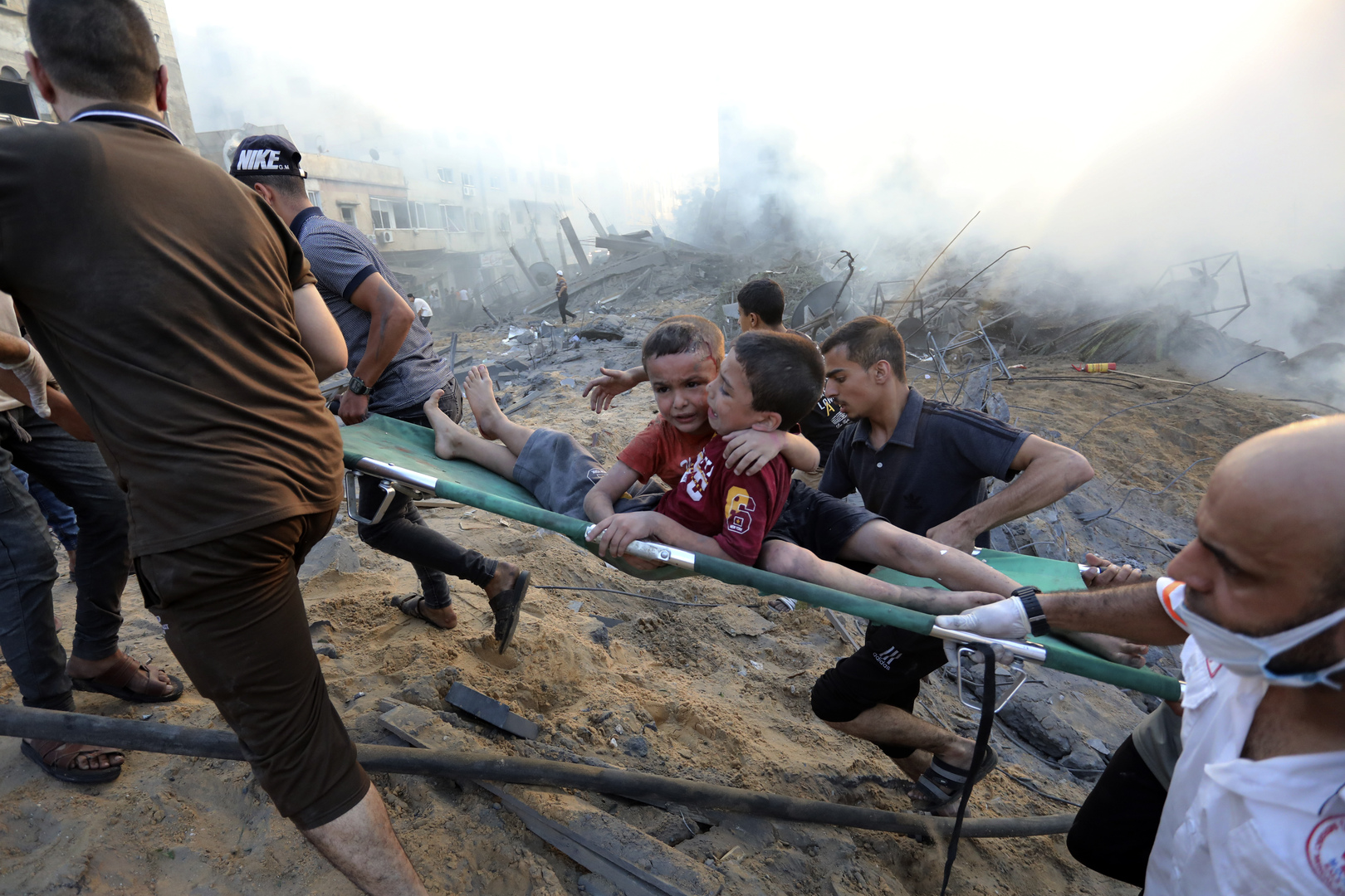 مراسلنا: تواصل القصف على غزة.. وانتشال 23 شخصا من تحت أنقاض منزل الأسطل في خان يونس
