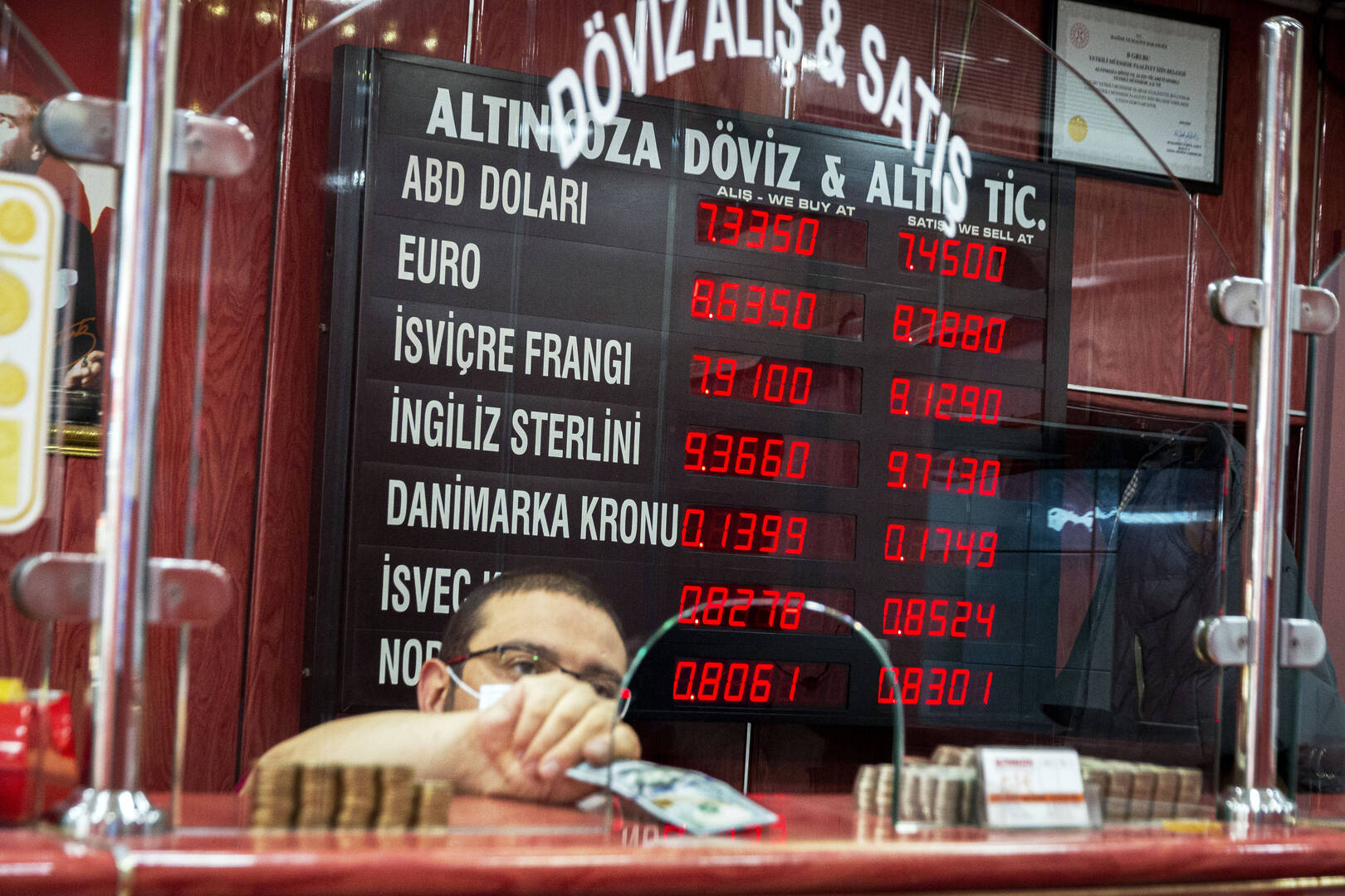 المركزي التركي يرفع سعر الفائدة الرئيسي.. كيف انعكس القرار على الليرة؟