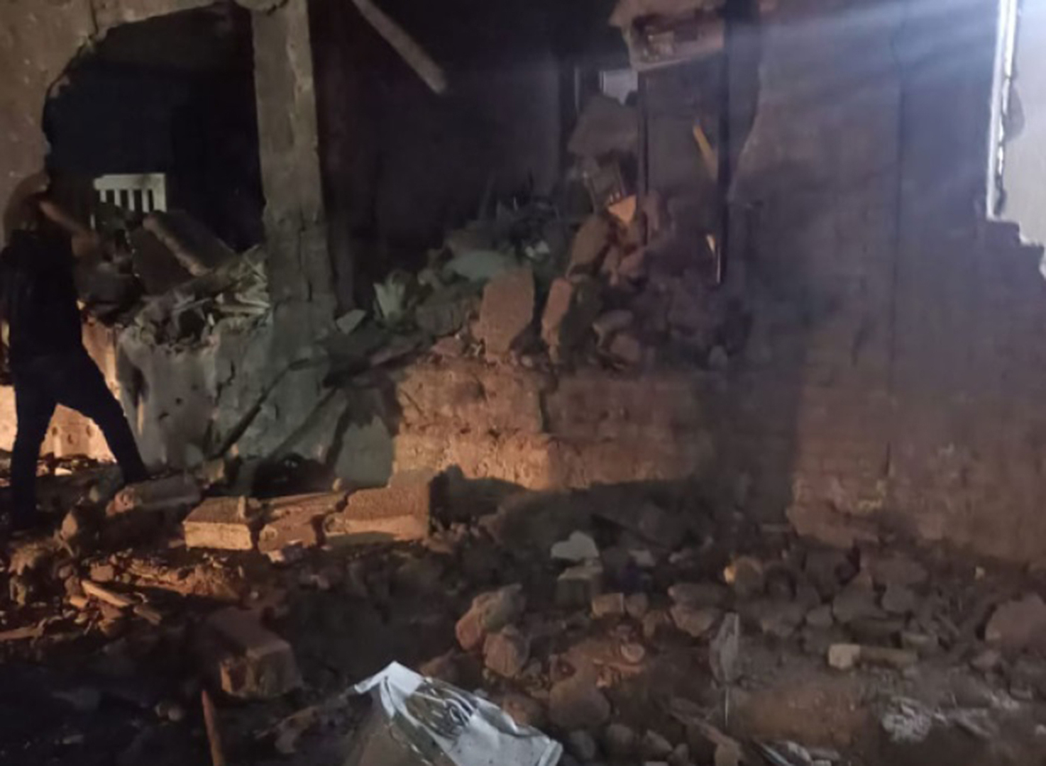 اللقطات الأولى لآثار سقوط صاروخ في مدينة طابا المصرية