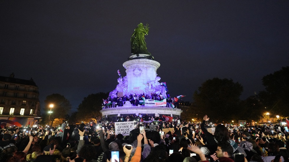 احتجاجات ليلية في العاصمة الفرنسية باريس دعما لقطاع غزة الذي يتعرض لقصف مكثف (فيديوهات)