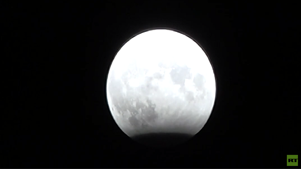 عدسة RT ترصد "آخر خسوف جزئي للقمر" لهذا العام (فيديو)