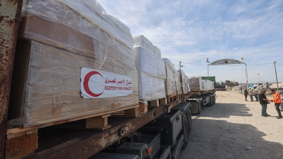مصدر لـRT: عبور 60 شاحنة مساعدات من معبر رفح إلى معبر العوجة لإدخالها لقطاع غزة