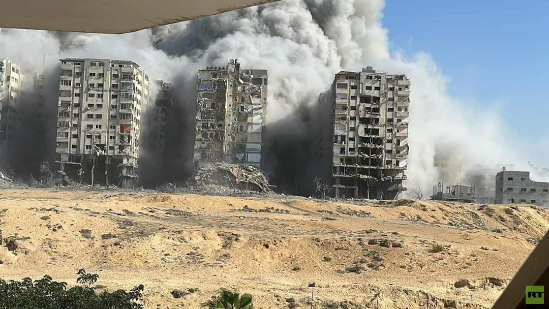 أصوات ضربات القصف الإسرائيلي أثناء التغطية المباشرة لمراسل RT في غزة