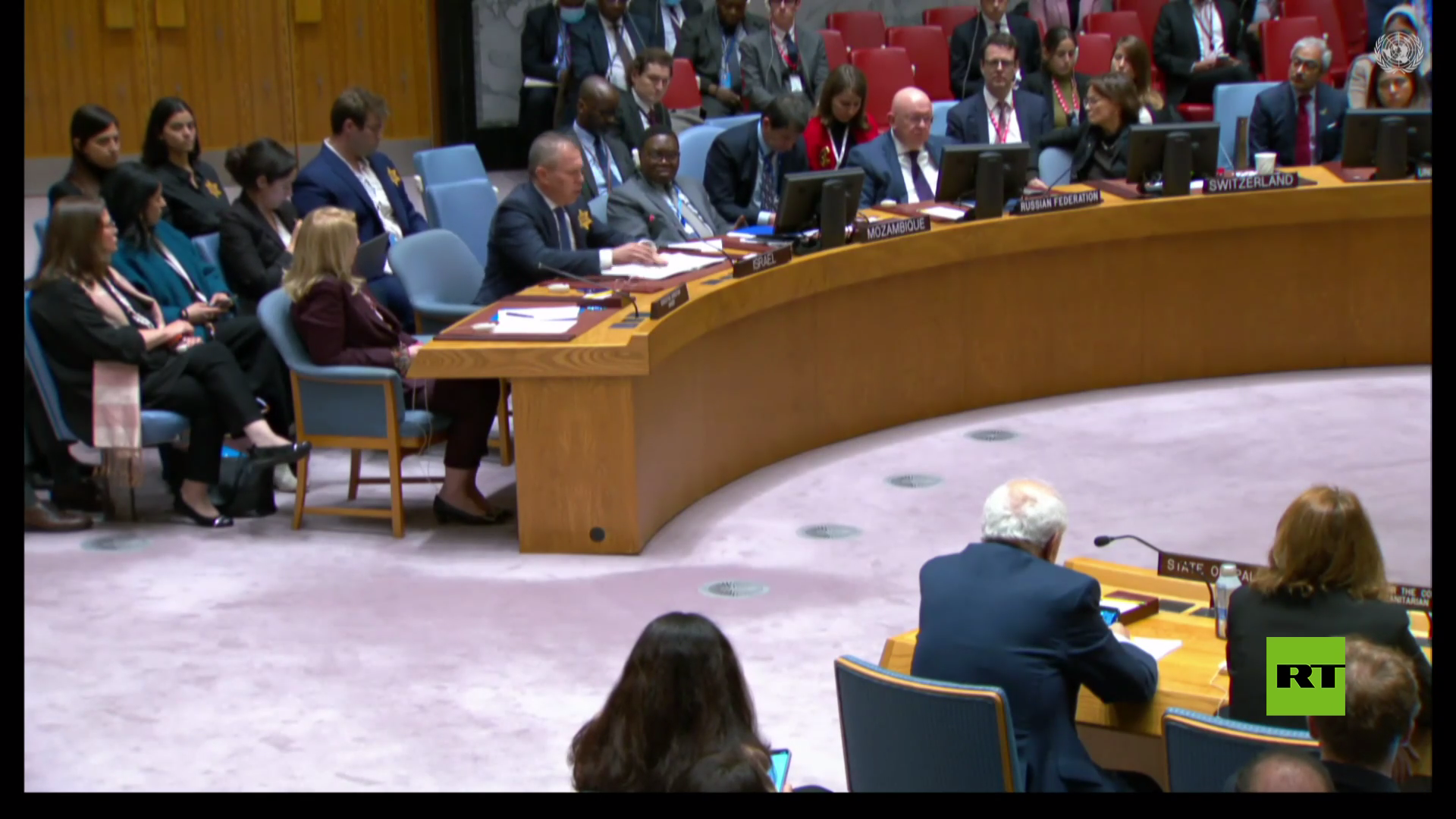 لن نخلعها حتى تدينوا حماس".. ممثل إسرائيل يضع نجمة صفراء "من الحقبة النازية" أمام مجلس الأمن الدولي