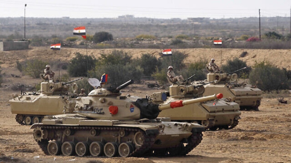 تنتشر الدبابات المصرية بالقرب من معبر رفح الحدودي مع غزة شمال مصر. 31 أكتوبر 2023.