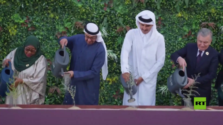 بالفيديو.. أمير قطر ورئيس الإمارات يشاركان في افتتاح معرض 