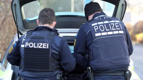 الشرطة الألمانية تحقق في احتفالات وتوزيع حلوى في برلين بمناسبة 