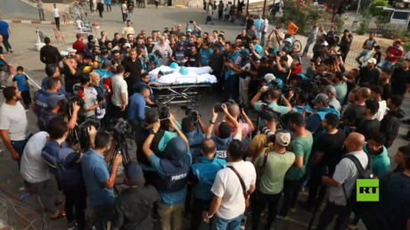 تشييع جثامين الصحفيين الفلسطينيين اللذين قتلا جراء غارة جوية إسرائيلية