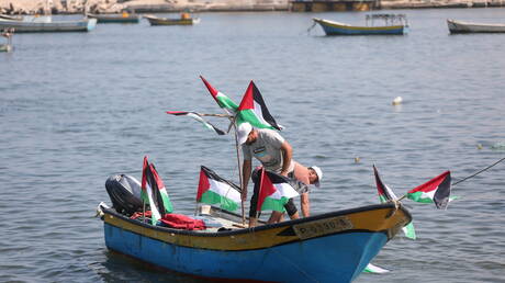 بوارج إسرائيلية تقصف ميناء غزة وتدمر مراكب لصيادين فلسطينيين
