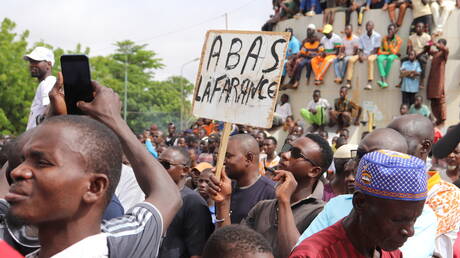 بالفيديو.. مواطنون من النيجر يودعون الجيش الفرنسي بشعارات 