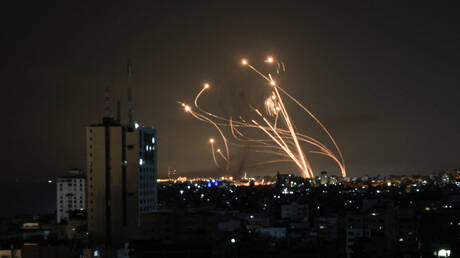 مصادر فلسطينية: المقاومة تطلق رشقة صاروخية تجاه مواقع إسرائيلية