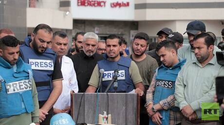 صحفيون فلسطينيون يشيعون زميلا لهم في غزة (صور)